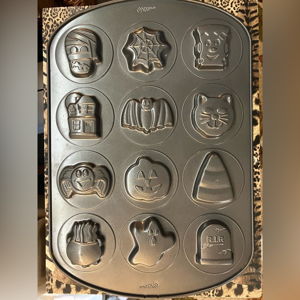 Wilton Halloween 12 Cavity Cookie Pan 3D Cookies